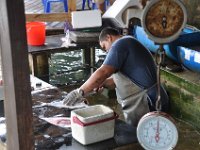 DSC_8224 ABC Tours last stop -- Local bar : Preparing fresh fish