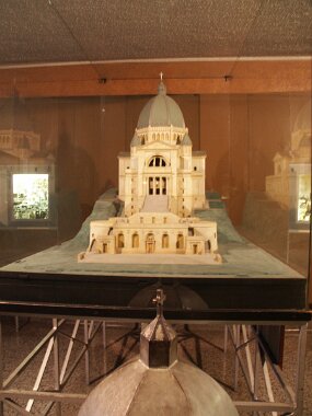 L&#39;Oratoire Saint-Joseph (29 Nov 03)    [ JHB Travel Photos ]