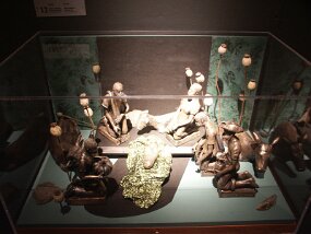 Christmas displays -- L&#39;Oratoire Saint-Joseph (29 Nov 03)    [ JHB Travel Photos ]