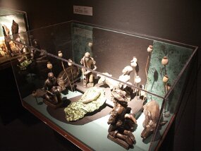Christmas displays -- L&#39;Oratoire Saint-Joseph (29 Nov 03)    [ JHB Travel Photos ]