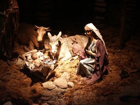 Christmas displays -- L&#39;Oratoire Saint-Joseph (29 Nov 03)    [ JHB Travel Photos ]