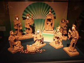 Christmas displays -- L&#39;Oratoire Saint-Joseph (29 Nov 03)    [ JHB Travel Photos ]