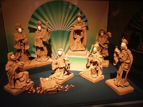 Christmas displays -- L&#39;Oratoire Saint-Joseph (29 Nov 03)    [ JHB Travel Photos ]