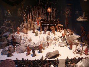 Christmas displays -- L&#39;Oratoire Saint-Joseph (29 Nov 03)    [ JHB Travel Photos ]