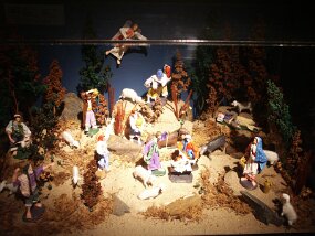Christmas displays -- L&#39;Oratoire Saint-Joseph (29 Nov 03)    [ JHB Travel Photos ]