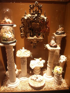 Christmas displays -- L&#39;Oratoire Saint-Joseph (29 Nov 03)    [ JHB Travel Photos ]