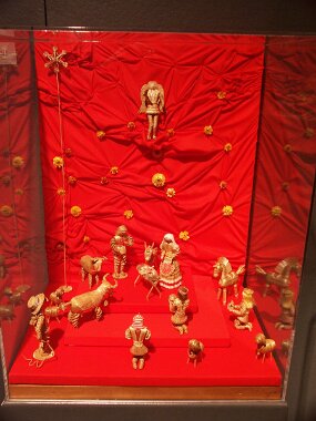 Christmas displays -- L&#39;Oratoire Saint-Joseph (29 Nov 03)    [ JHB Travel Photos ]