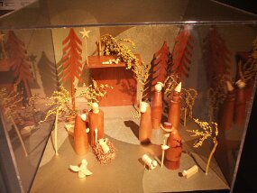 Christmas displays -- L&#39;Oratoire Saint-Joseph (29 Nov 03)    [ JHB Travel Photos ]