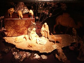Christmas displays -- L&#39;Oratoire Saint-Joseph (29 Nov 03)    [ JHB Travel Photos ]