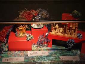 Christmas displays -- L&#39;Oratoire Saint-Joseph (29 Nov 03)    [ JHB Travel Photos ]