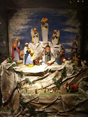 Christmas displays -- L&#39;Oratoire Saint-Joseph (29 Nov 03)    [ JHB Travel Photos ]