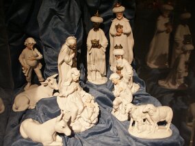 Christmas displays -- L&#39;Oratoire Saint-Joseph (29 Nov 03)    [ JHB Travel Photos ]