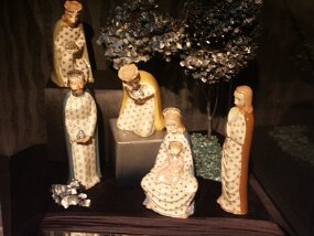 Christmas displays -- L&#39;Oratoire Saint-Joseph (29 Nov 03)    [ JHB Travel Photos ]