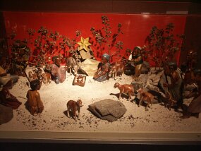 Christmas displays -- L&#39;Oratoire Saint-Joseph (29 Nov 03)    [ JHB Travel Photos ]
