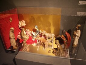 Christmas displays -- L&#39;Oratoire Saint-Joseph (29 Nov 03)    [ JHB Travel Photos ]