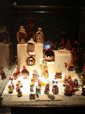 Christmas displays -- L&#39;Oratoire Saint-Joseph (29 Nov 03)    [ JHB Travel Photos ]