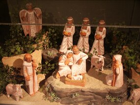 Christmas displays -- L&#39;Oratoire Saint-Joseph (29 Nov 03)    [ JHB Travel Photos ]