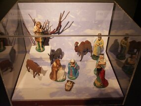 Christmas displays -- L&#39;Oratoire Saint-Joseph (29 Nov 03)    [ JHB Travel Photos ]