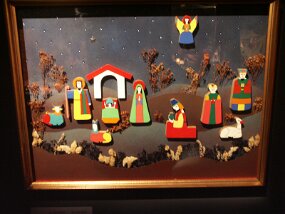 Christmas displays -- L&#39;Oratoire Saint-Joseph (29 Nov 03)    [ JHB Travel Photos ]