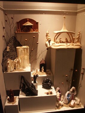 Christmas displays -- L&#39;Oratoire Saint-Joseph (29 Nov 03)    [ JHB Travel Photos ]