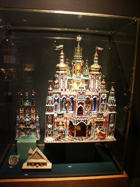 Christmas displays -- L&#39;Oratoire Saint-Joseph (29 Nov 03)    [ JHB Travel Photos ]