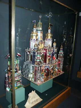 Christmas displays -- L&#39;Oratoire Saint-Joseph (29 Nov 03)    [ JHB Travel Photos ]