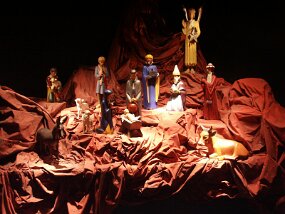 Christmas displays -- L&#39;Oratoire Saint-Joseph (29 Nov 03)    [ JHB Travel Photos ]