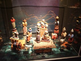 Christmas displays -- L&#39;Oratoire Saint-Joseph (29 Nov 03)    [ JHB Travel Photos ]