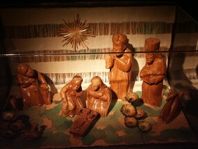 Christmas displays -- L&#39;Oratoire Saint-Joseph (29 Nov 03)    [ JHB Travel Photos ]