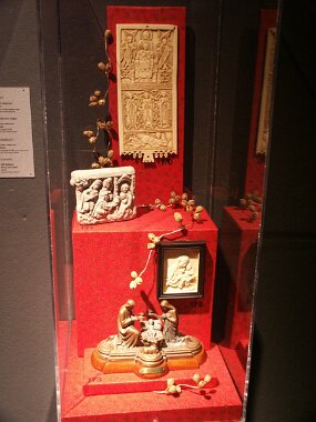 Christmas displays -- L&#39;Oratoire Saint-Joseph (29 Nov 03)    [ JHB Travel Photos ]