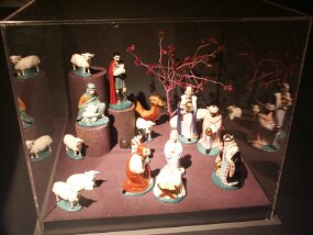 Christmas displays -- L&#39;Oratoire Saint-Joseph (29 Nov 03)    [ JHB Travel Photos ]