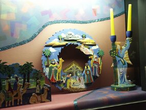Christmas displays -- L&#39;Oratoire Saint-Joseph (29 Nov 03)    [ JHB Travel Photos ]