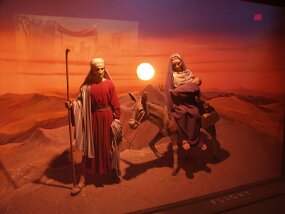 Christmas displays -- L&#39;Oratoire Saint-Joseph (29 Nov 03)    [ JHB Travel Photos ]