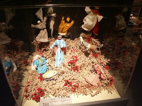 Christmas displays -- L&#39;Oratoire Saint-Joseph (29 Nov 03)    [ JHB Travel Photos ]