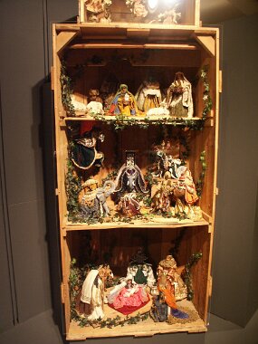 Christmas displays -- L&#39;Oratoire Saint-Joseph (29 Nov 03)    [ JHB Travel Photos ]