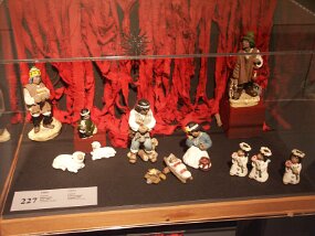 Christmas displays -- L&#39;Oratoire Saint-Joseph (29 Nov 03)    [ JHB Travel Photos ]