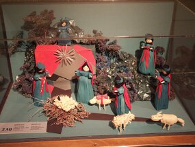 Christmas displays -- L&#39;Oratoire Saint-Joseph (29 Nov 03)    [ JHB Travel Photos ]