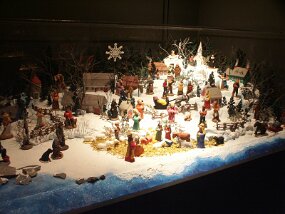 Christmas displays -- L&#39;Oratoire Saint-Joseph (29 Nov 03)    [ JHB Travel Photos ]