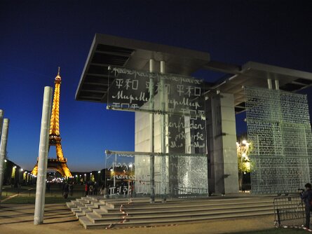 La Tour Effeil (21 Apr 12) Visiting the Eiffel Tower/La Tour Eiffel -- A few days in Paris, France (21 April 2012)