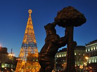 DSC_3192 Statue of the Bear and the Strawberry tree (madroño) in Puerta del Sol Square -- Madrid by Night (Madrid, Spain) -- 4 January 2014